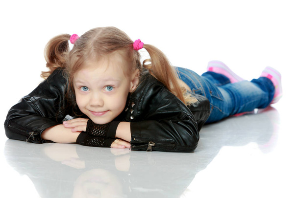 Little girl lies on the floor - Fotografie, Obrázek