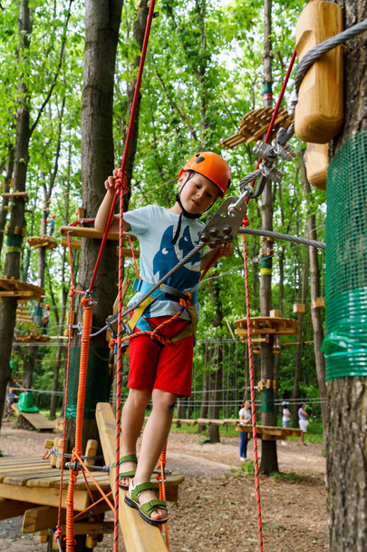 The boy climbs the rope park - Foto, Imagen