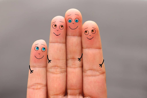 Mutlu aile parmak yüz birbirlerine sarılma - Fotoğraf, Görsel