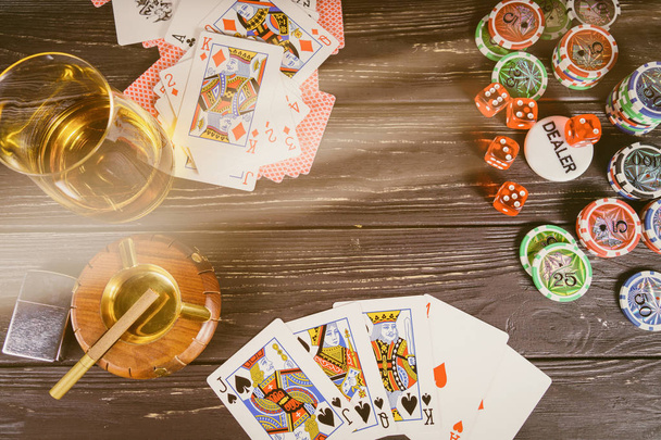 Speelkaarten, chips van sigaretten en whiskey - Foto, afbeelding