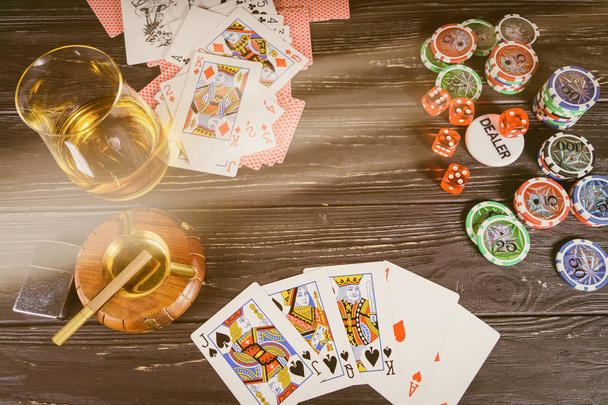 Игральные карты, чипсы с сигаретами и виски
 - Фото, изображение