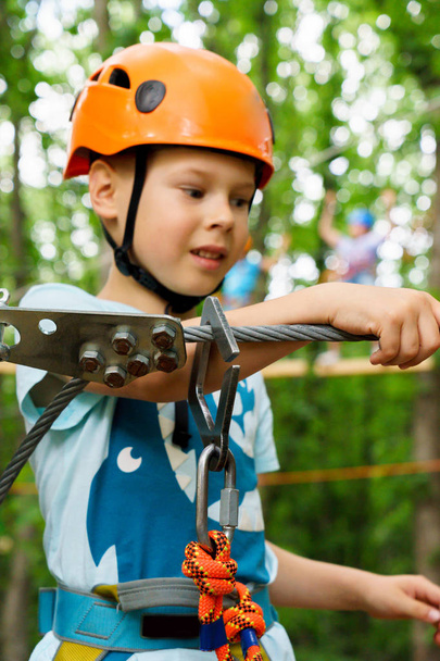 the boy climbs the rope park - Foto, Bild