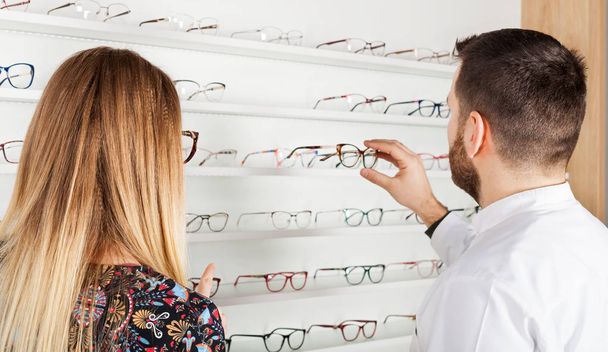 Choosing eyeglass frame - Фото, зображення