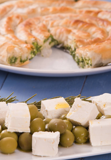 Griechischer Spinatkuchen auf weißem Teller.  - Foto, Bild