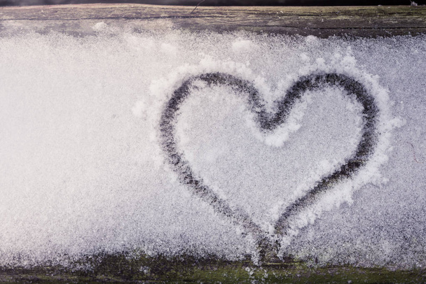 Символ сердца рисует снег
 - Фото, изображение