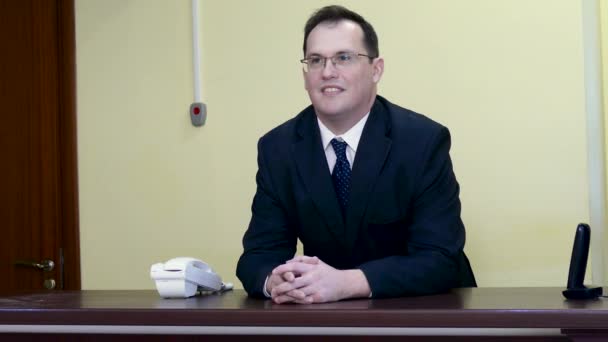Concierge standing at the desk - Πλάνα, βίντεο