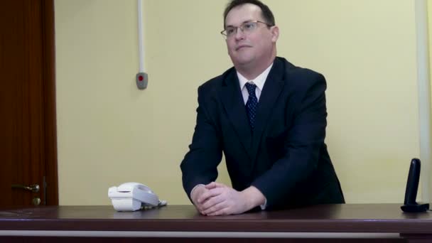 Concierge standing at the desk - Záběry, video