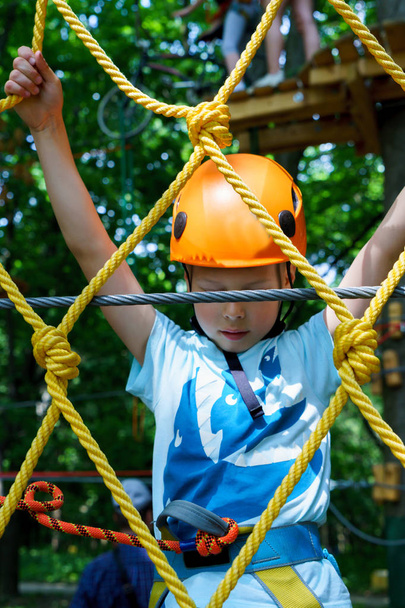 Rapaz de seis anos de corda na floresta
 - Foto, Imagem