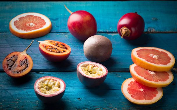  passion fruit and tamarillo - Фото, зображення