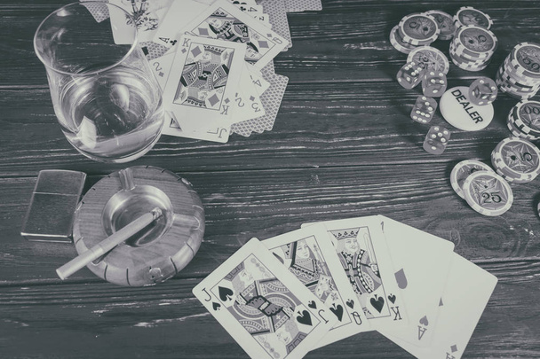 Whisky, karty, papieros tło na temat pokera - Zdjęcie, obraz