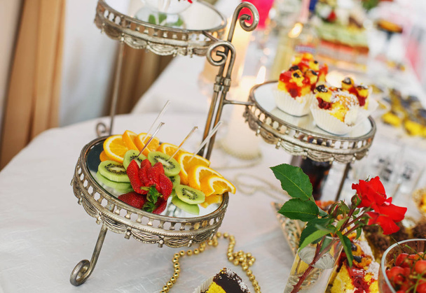 Fantasievoll serviertes Fruchtbuffet auf luxuriösem Partytisch im Restaurant. - Foto, Bild