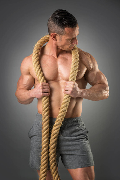 Poderoso hombre con una cuerda
 - Foto, imagen