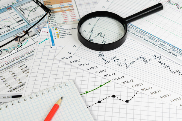 Анализ графиков фондового рынка финансового учета - Фото, изображение