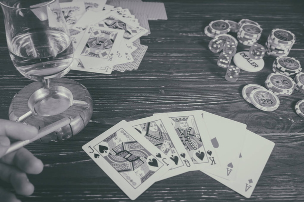 Whisky, cartas, antecedentes de cigarrillos sobre el tema del poker
 - Foto, imagen