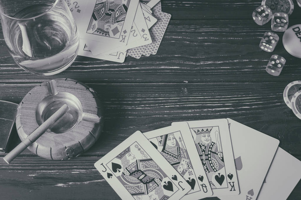 Ουίσκι, κάρτες, τσιγάρο υπόβαθρο σχετικά με το θέμα του πόκερ - Φωτογραφία, εικόνα