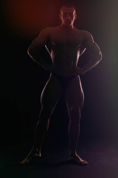 Muscular homem musculação formação no ginásio e posando músculo
 - Foto, Imagem