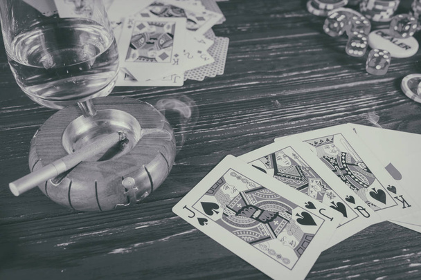Whiskey, Karten, Zigarettenhintergrund zum Thema Poker - Foto, Bild