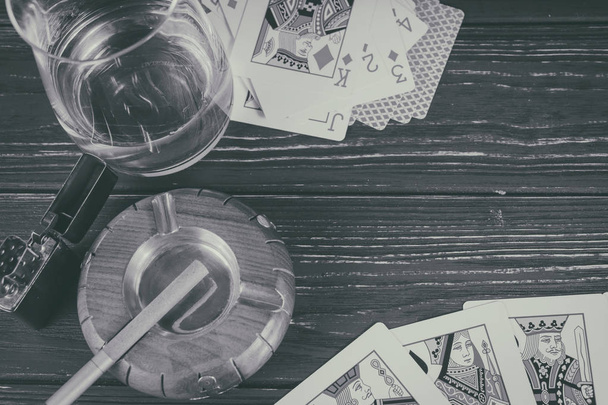 Whisky, cartas, antecedentes de cigarrillos sobre el tema del poker
 - Foto, Imagen