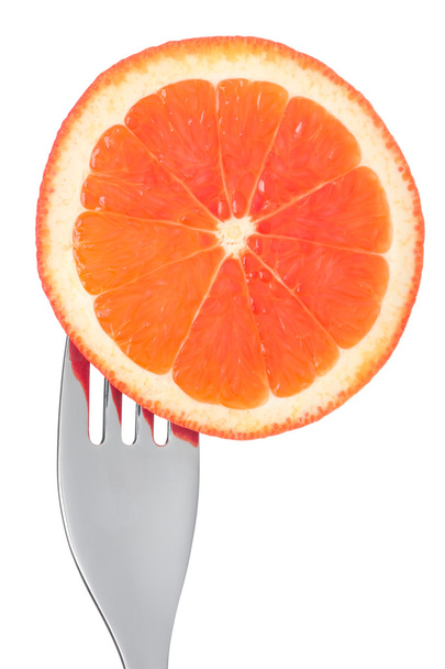Свежий грейпфрутовый ломтик на изолированной вилке
 - Фото, изображение