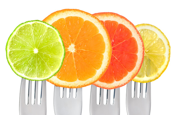 白で隔離されるフォークに柑橘系の果物 - 写真・画像