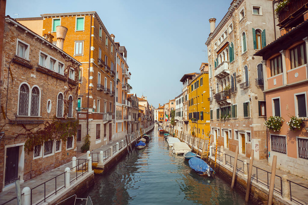 Venedik, güzel, romantik İtalyan şehri. Büyük kanalları ve gondolları var. - Fotoğraf, Görsel