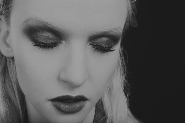 belleza moda close-up Retrato de mujer joven y hermosa con maquillaje brillante. la foto en blanco y negro
 - Foto, Imagen