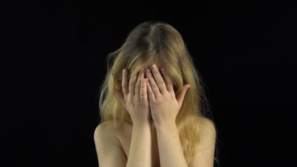 Ukrywanie blond kobieta - Materiał filmowy, wideo