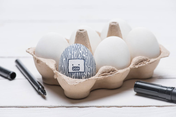 окрашенное пасхальное яйцо с маркером на столе
 - Фото, изображение