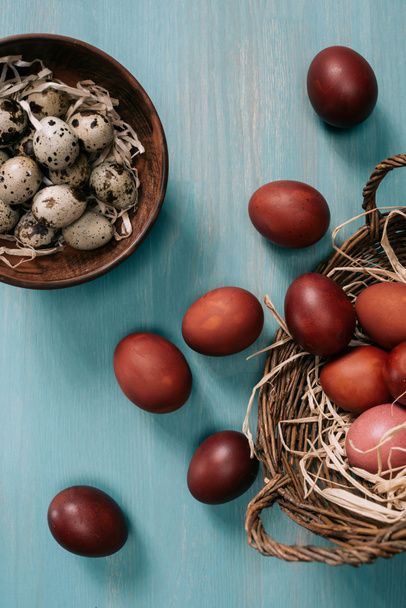 vista superior de pollo de Pascua y huevos de codorniz en la mesa
 - Foto, Imagen