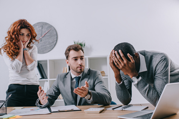 Расстроенные коллеги по бизнесу и финансовый консультант в офисе
 - Фото, изображение