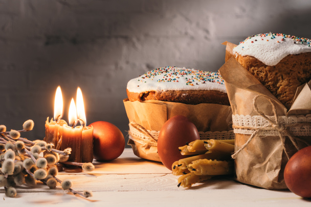 pão de Páscoa, ovos pintados e velas na mesa
 - Foto, Imagem