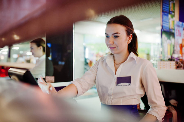 Waiter girl working with pos terminal or cashbox at cafe. People - Foto, Bild