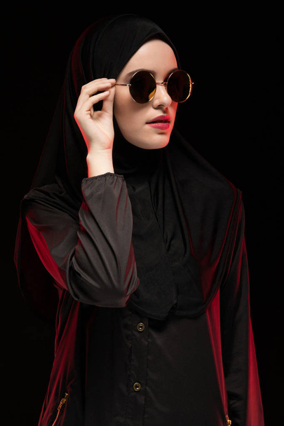 Porträt einer jungen muslimischen Frau mit Sonnenbrille und traditioneller Kleidung - Foto, Bild