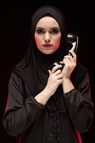 Porträt einer jungen muslimischen Frau mit einem Mobiltelefon - Foto, Bild