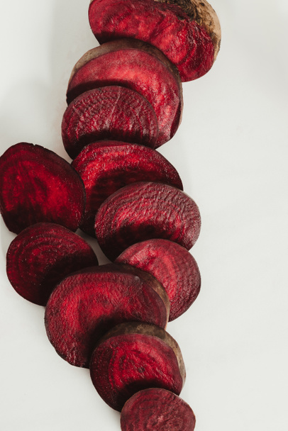 vista superior de beterraba em fatias vermelhas em cinza
 - Foto, Imagem