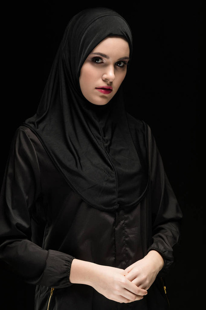 Retrato de una joven musulmana vestida con ropa tradicional
 - Foto, Imagen