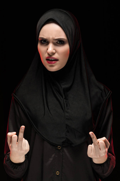 retrato de una joven musulmana mostrando los dedos medios
 - Foto, imagen