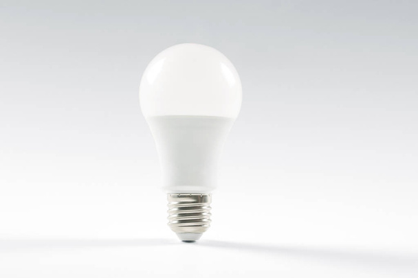 Lámpara de ahorro de energía sobre fondo blanco
 - Foto, imagen