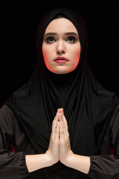 Geleneksel giysiler içinde dua eden genç Müslüman kadın portresi - Fotoğraf, Görsel