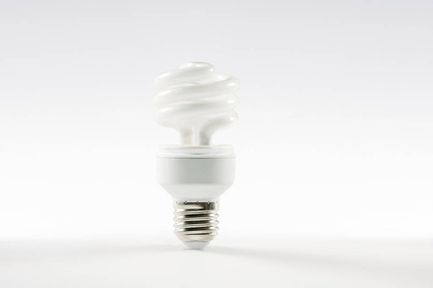 Енергозберігаюча лампа на білому тлі
 - Фото, зображення