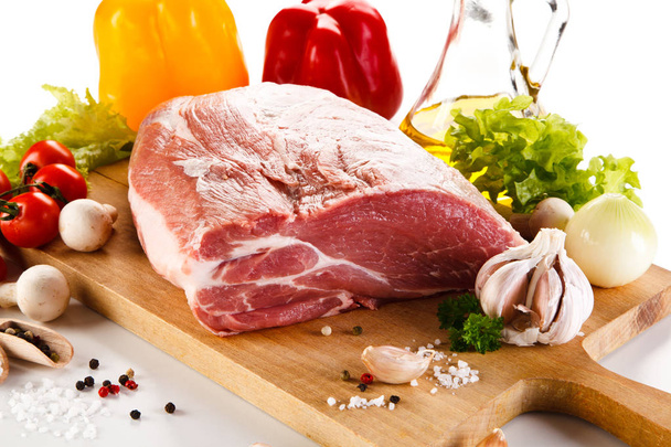 Raw pork on cutting board - Foto, Imagen