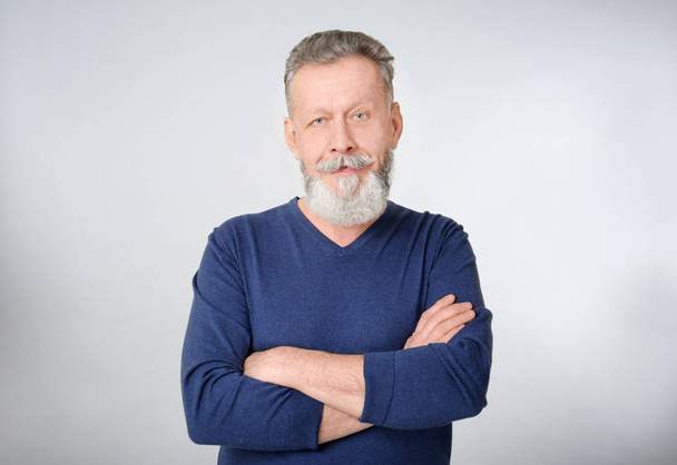 Senior man in casual clothes on grey background - Fotografie, Obrázek