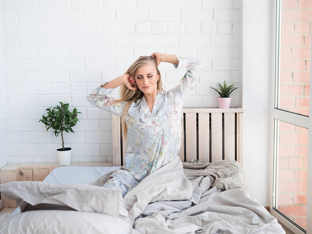 Jeune femme heureuse se réveillant sur le lit le matin
 - Photo, image