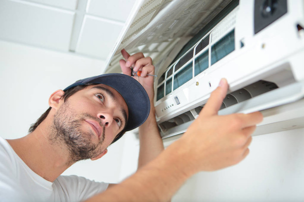 cleaning an airconditioning and air - Foto, Imagem