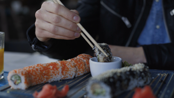 Miesten kädet vie sushia ja tekee kastike 4K
 - Materiaali, video