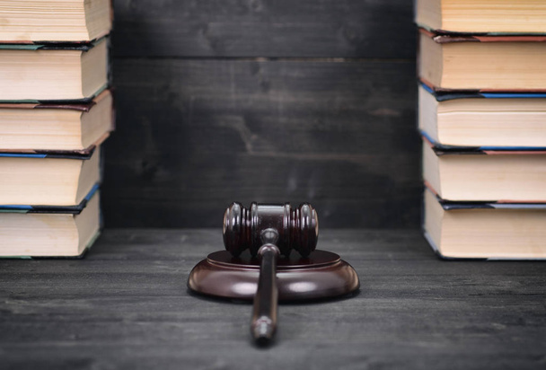 Σφυρί δικαστή και το δίκαιο βιβλία σε μαύρο φόντο ξύλινη, libr δίκαιο - Φωτογραφία, εικόνα