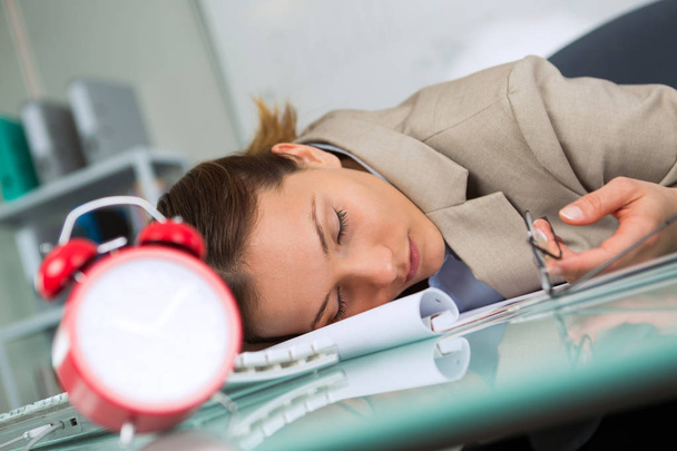 tired businesswoman falling asleep at her workplace - Zdjęcie, obraz