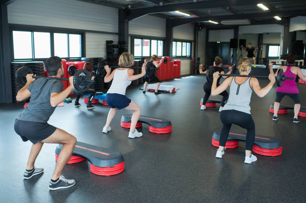 jeunes faisant de l'exercice avec des poids dans un club de gym
 - Photo, image