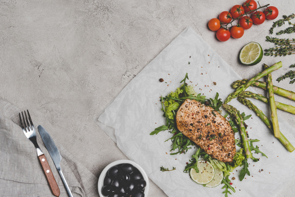 Gourmet gesunde Mahlzeit mit gebackenem Fleisch und Gemüse auf grau - Foto, Bild