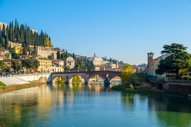 Cidade de Verona com rio Adige no dia ensolarado. Itália
. - Foto, Imagem